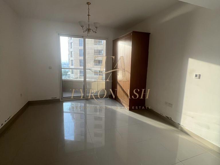 Exclusive Studio | Pool & Lake Views