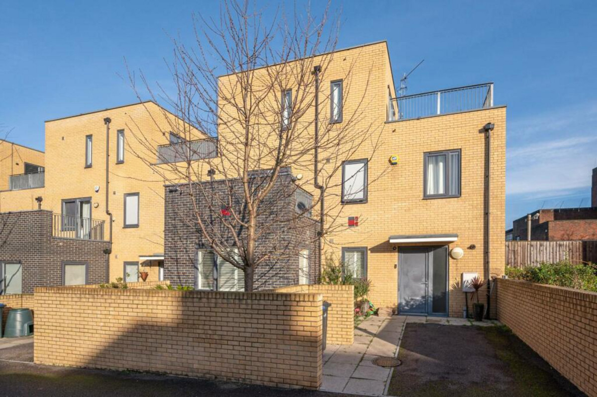 Wells Mews, London, N11