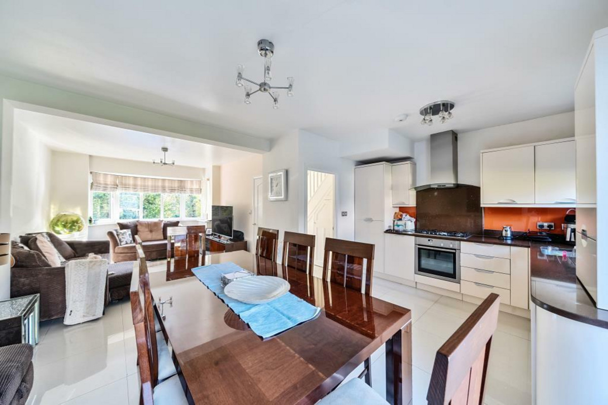 Chaucer Close, London, N11