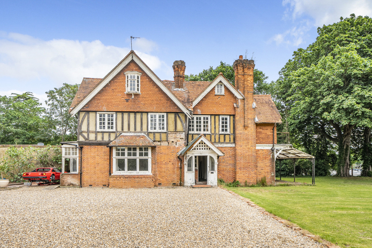 Bridge Road, Chertsey, KT16