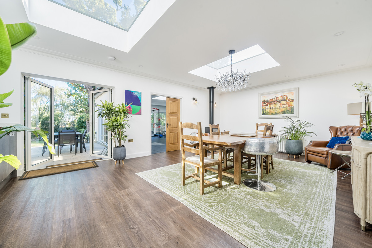 Oakleigh Park South, London, N20