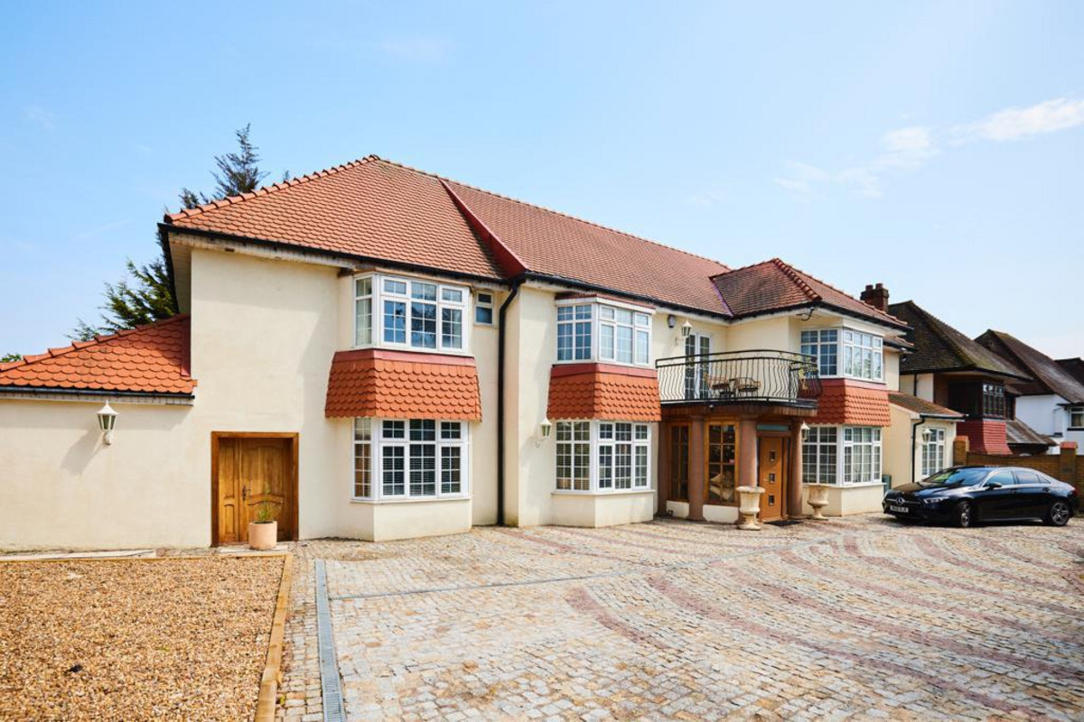 Weymouth Avenue, London, NW7