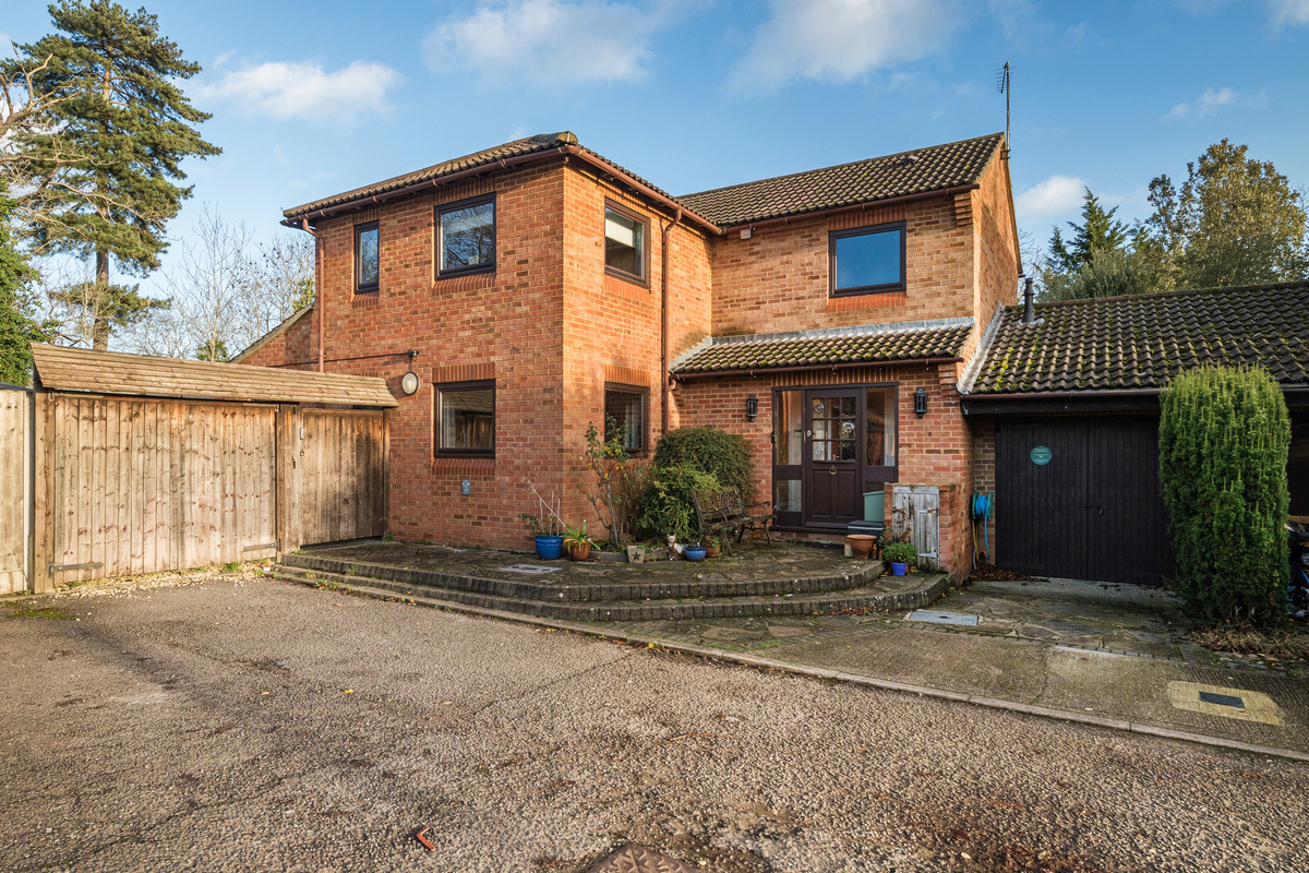 August End, Slough, SL3