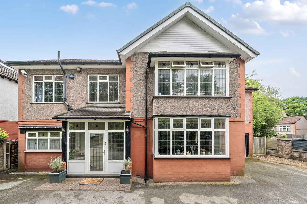 Menlove Avenue, Liverpool, L18