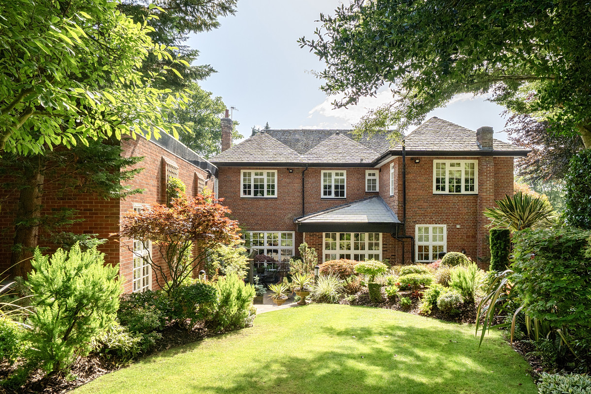 Menlove Avenue, Liverpool, L25